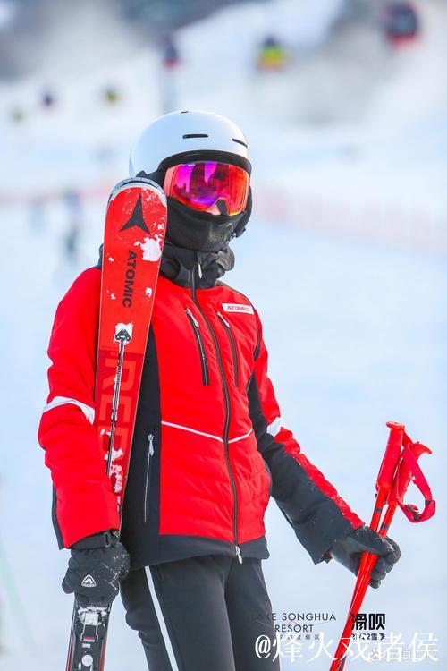 周鹏老师分享禾木滑雪，积雪深达膝盖以下