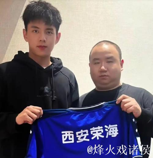 中超球员失业转行 靠颜值成为偶像短剧男主